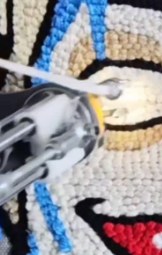 Pistola de tufting preenchendo um tapete